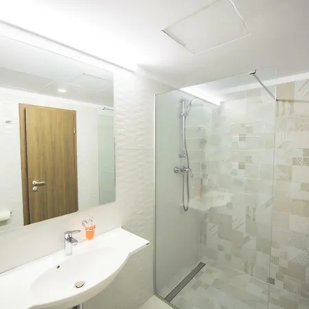 Piccadilly מלון מאמאיה