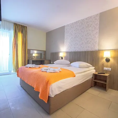 Piccadilly מלון 3*