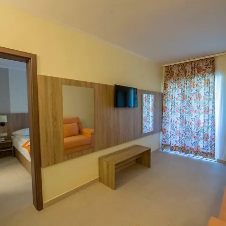 Piccadilly מלון מאמאיה