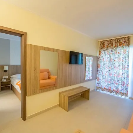 Piccadilly מלון 3*